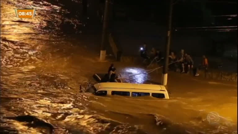 Vídeo: Pai e filha contam como escaparam da morte em enchente