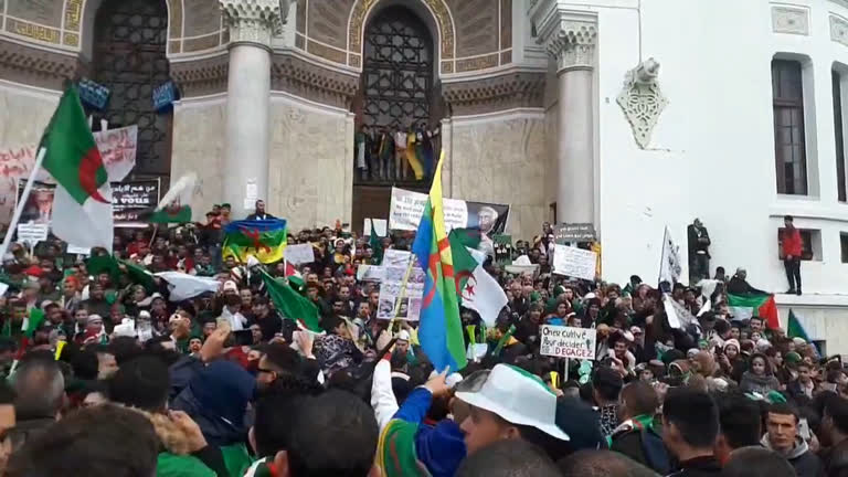 Vídeo: Argelinos participam de mais um protesto contra corrupção