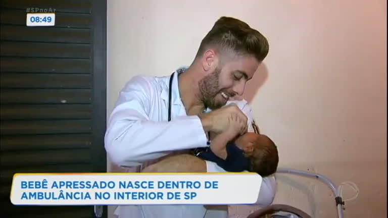 Vídeo: Bebê apressado reencontra médico que fez parto em ambulância