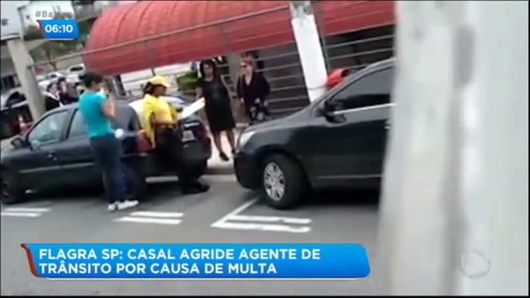 Vídeo: Casal espanca agente de trânsito após receber multa