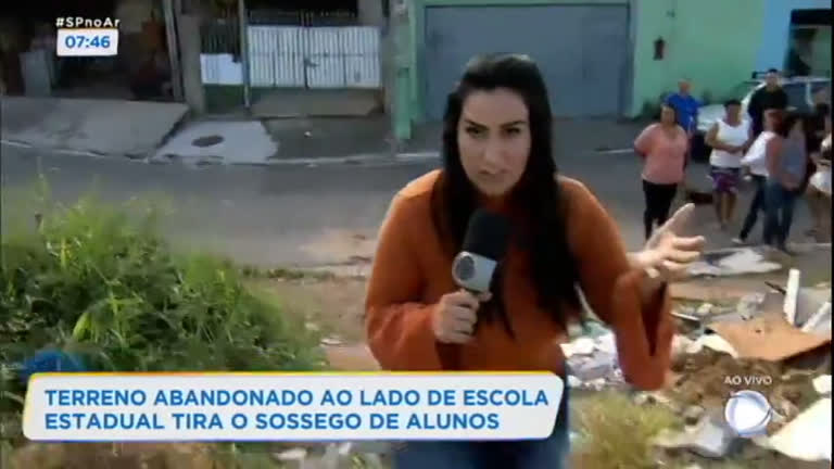 Vídeo: Fabíola Gadelha vai até escola vizinha de lixão com ratos e escorpiões