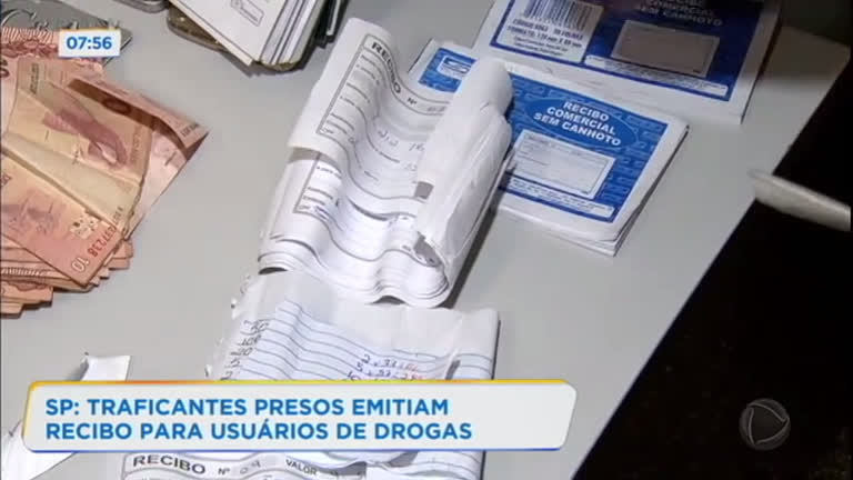 Vídeo: Traficantes emitem recibo para usuários de cocaína