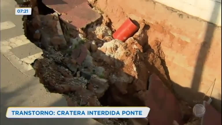 Vídeo: Cratera interdita ponte e causa transtorno em Araçariguama (SP)