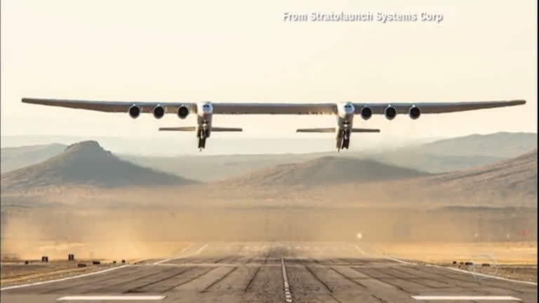 Vídeo: Maior avião já construído no mundo faz primeiro voo-teste na Califórnia