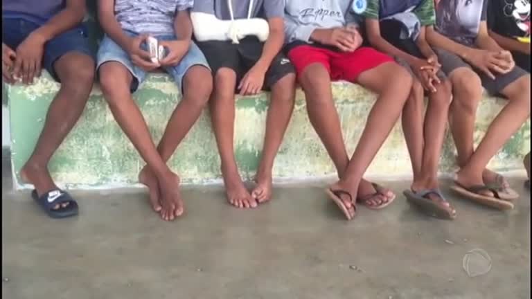 Vídeo: Garotos são flagrados em moradias irregulares em escolinha de futebol