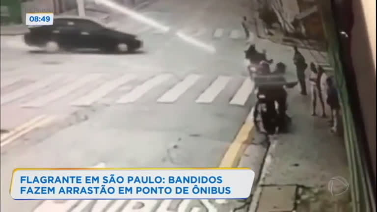 Vídeo: Quadrilha faz arrastão em ponto de ônibus em São Paulo