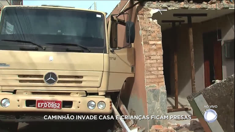 Vídeo: Caminhão invade casa e deixa crianças presas em Ribeirão Preto (SP)