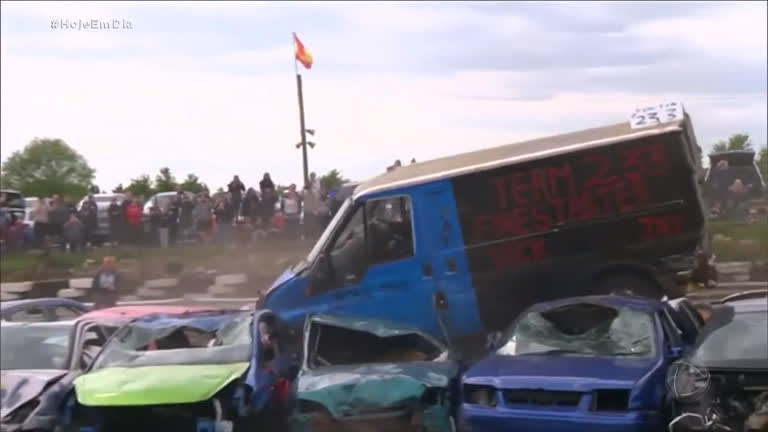 Vídeo: Torneio na Inglaterra transforma carros em sucata
