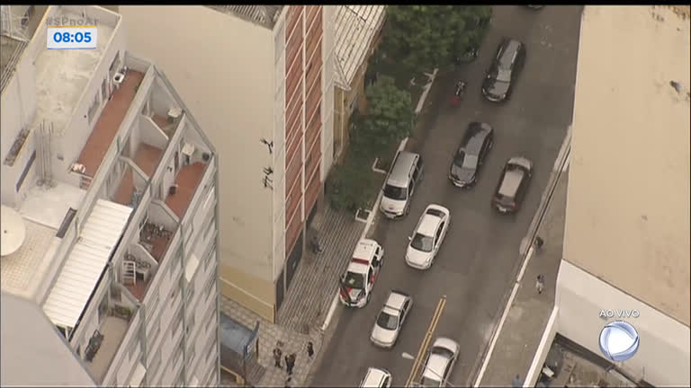 Vídeo: Mulher que pichava prédio cai do quinto andar no centro de SP