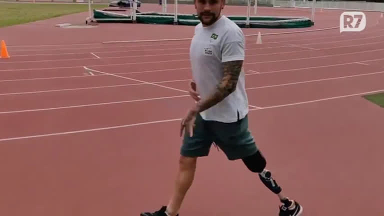 Vídeo: Recordista mundial explica como faz para correr com prótese na perna