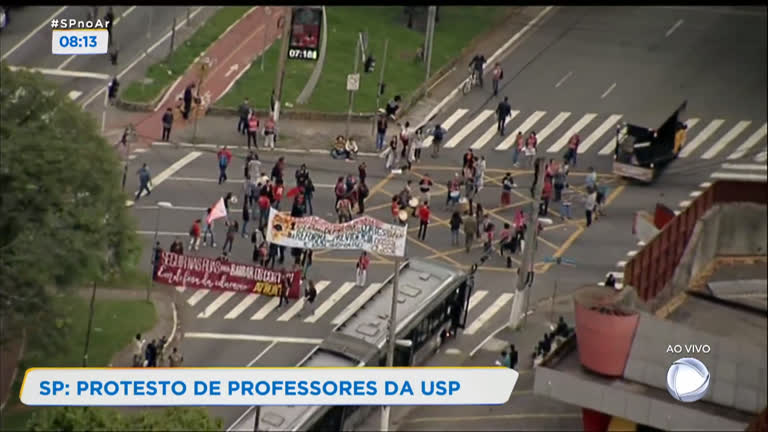 Vídeo: Professores da USP fazem protesto em São Paulo