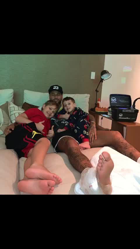 Vídeo: Neymar se recupera de lesão no tornozelo com filho David Lucca