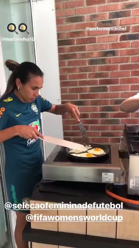 Vídeo: Marta mostra que é boa também na cozinha antes de jogo da Copa