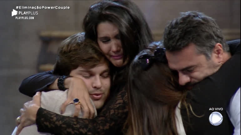 Vídeo: Mariana e Daniel se emocionam ao se despedir de Camila e Lucas