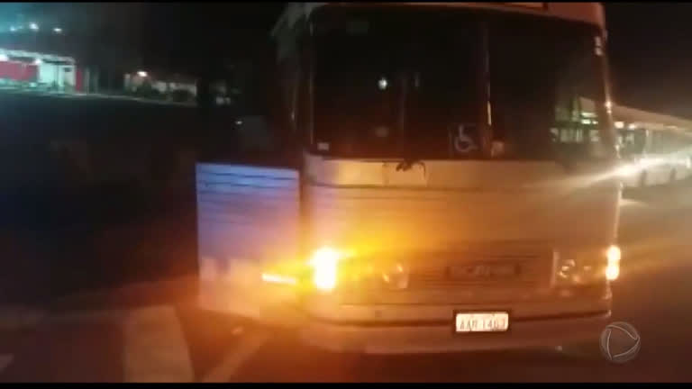 Vídeo: Polícia apreende ônibus clandestino com motorista sem habilitação em Goiânia