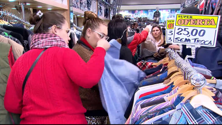 Vídeo: Após demora, frio chega e lojas aproveitam para liquidar estoques