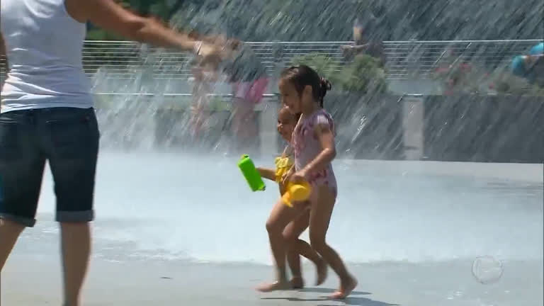 Vídeo: Forte onda de calor deixa um terço dos EUA em alerta