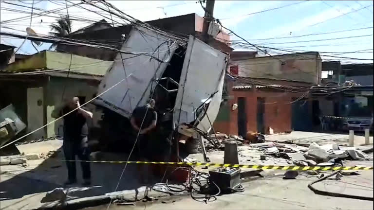 Vídeo: Caminhão desgovernado invade casa durante tiroteio no Rio
