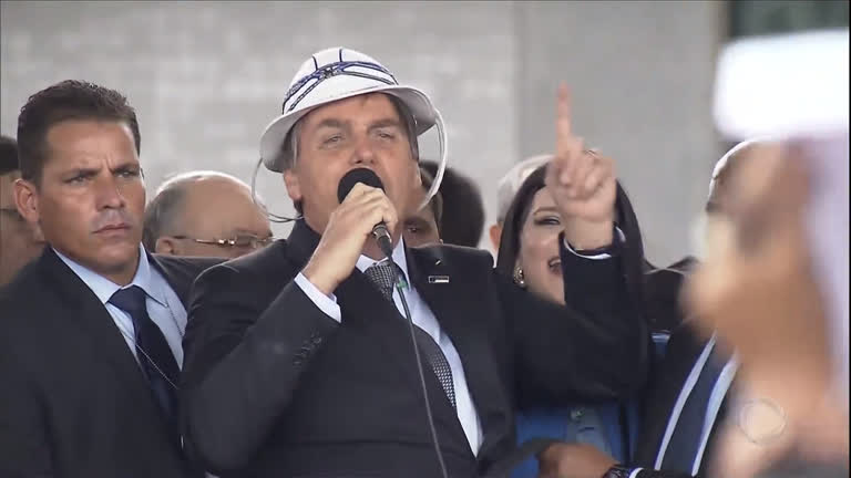 Vídeo: Após declaração polêmica, Bolsonaro inaugura aeroporto na Bahia e diz amar o Nordeste