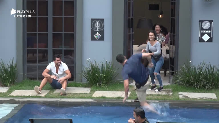 Vídeo: Empolgados com a final, Clara empurra Daniel na piscina