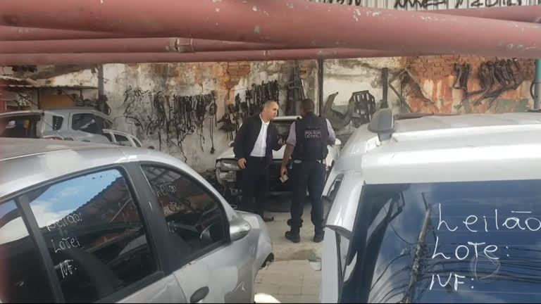 Vídeo: Operação desarticula quadrilha que roubava 30 carros por mês no Rio