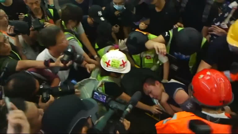 Vídeo: Tropa de Choque e manifestantes entram em confronto em Hong Kong