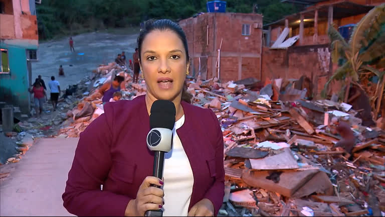 Vídeo: Defesa Civil interdita 11 casas após desabamento em vila no Rio de Janeiro