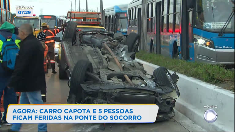 Vídeo: Carro capota e deixa cinco feridos na ponte do Socorro, em SP