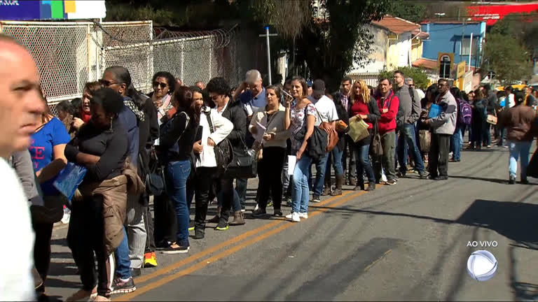 Vídeo: Trabalhadores fazem fila quilométrica em busca de emprego no ABC paulista