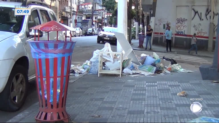 Vídeo: Lixo acumulado na Liberdade atrai ratos para as ruas