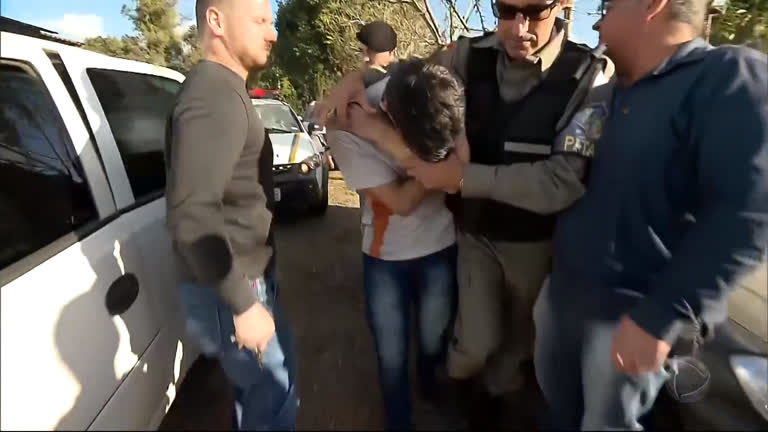 Vídeo: Adolescente invade escola e ataca alunos e um professor no Rio Grande do Sul