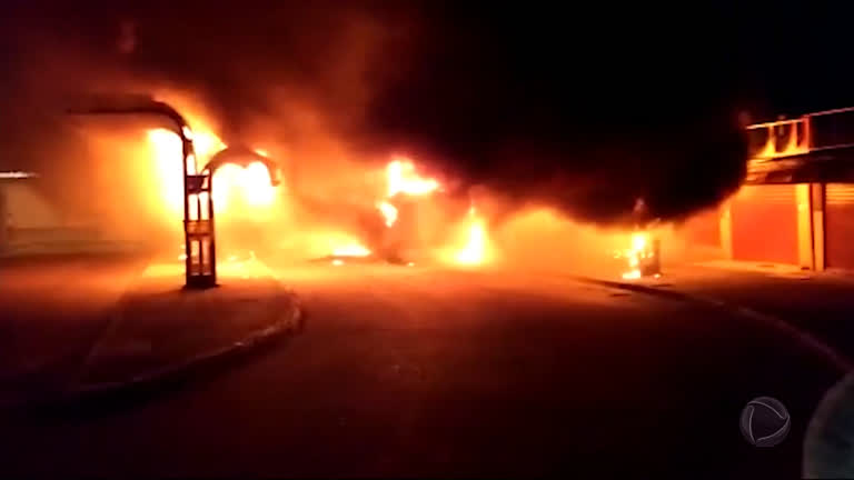 Vídeo: Criminosos incendeiam ônibus com 30 passageiros dentro no Rio Grande do Sul