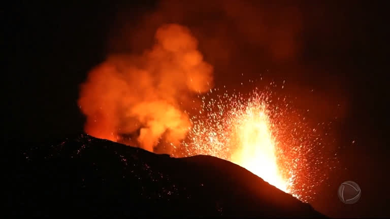 Vídeo: Erupção de vulcão colore o céu de vermelho na Itália