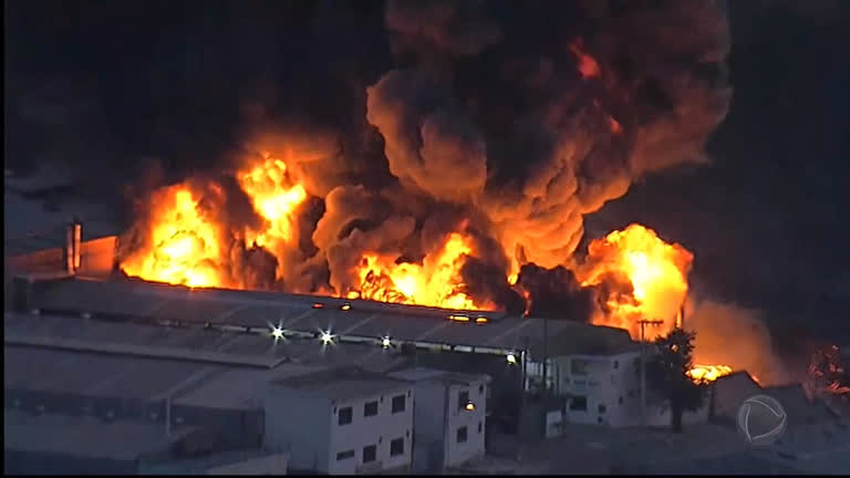 Vídeo: Incêndio atinge fábrica de tintas em Betim (MG)