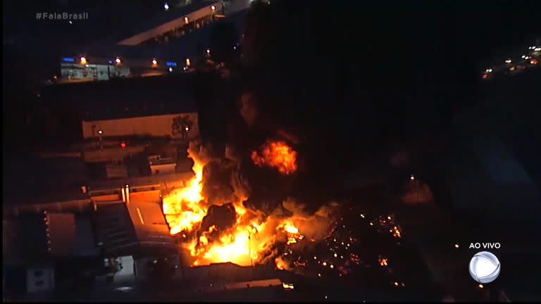 Vídeo: Fogo destrói fábrica de tintas em Belo Horizonte