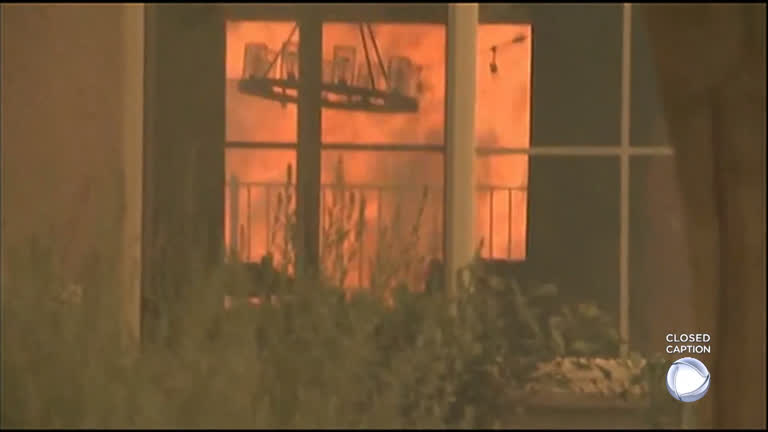 Vídeo: Incêndio coloca pelo menos 500 casas em risco na Califórnia