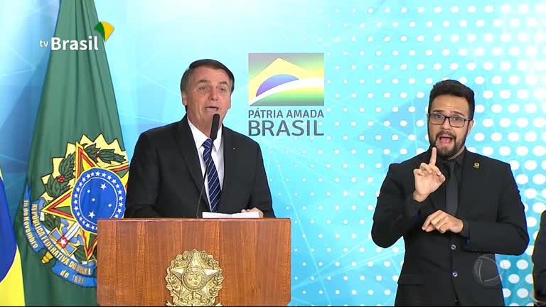 Vídeo: Bolsonaro assina MP que cria carteira estudantil digital