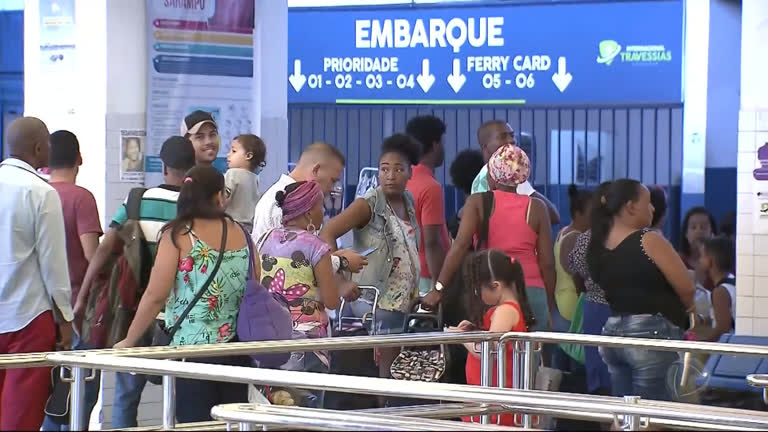 Vídeo: Moradores e turistas enfrentam longas filas para pegar balsas em Salvador