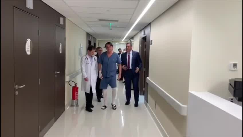 Vídeo: Bolsonaro caminha pelo corredor do hospital após cirurgia