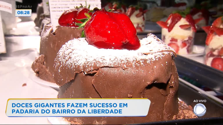 Confeitaria na Liberdade faz sucesso com doces gigantes