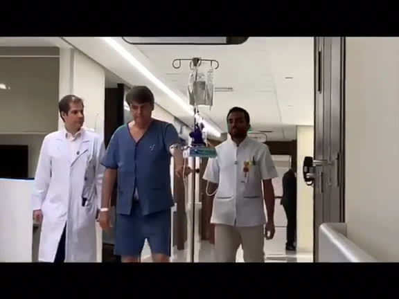 Vídeo: Bolsonaro caminha pelos corredores do hospital após retirar sonda