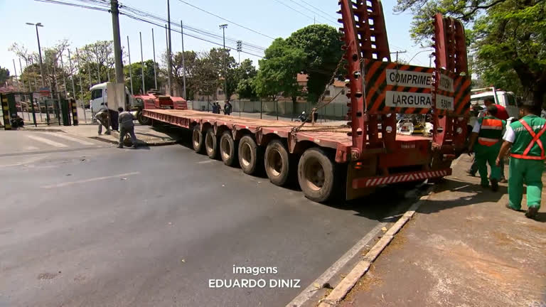 Vídeo: Carreta trava trânsito ao atravessar avenida Amazonas, em BH