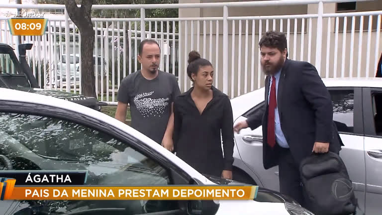 Vídeo: Pais de Ágatha Félix prestam depoimento à polícia