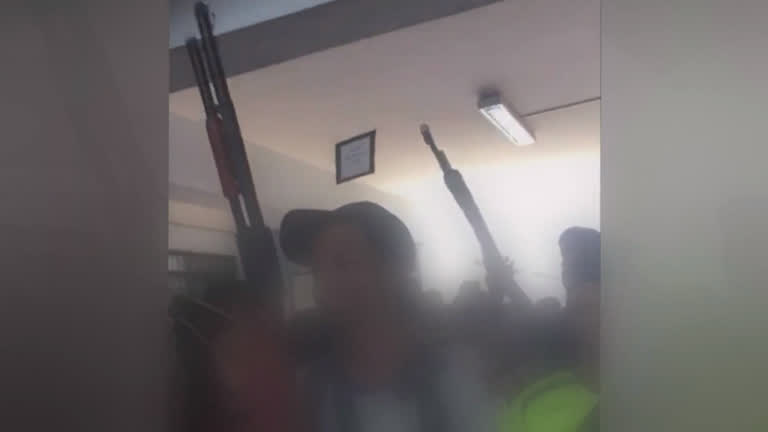 Vídeo: Alunos de escola no Rio usam armas de brinquedo para imitar traficantes