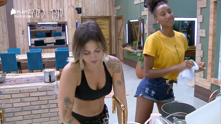 Vídeo: Sabrina Paiva e Tati Dias dançam funk, enquanto lavam louça