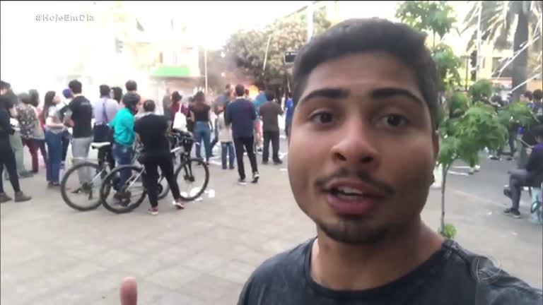 Vídeo: Brasileiros no Chile contam como protestos afetam rotina no país