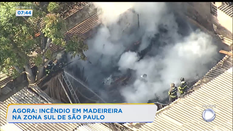 Vídeo: Incêndio atinge madeireira na zona sul de São Paulo