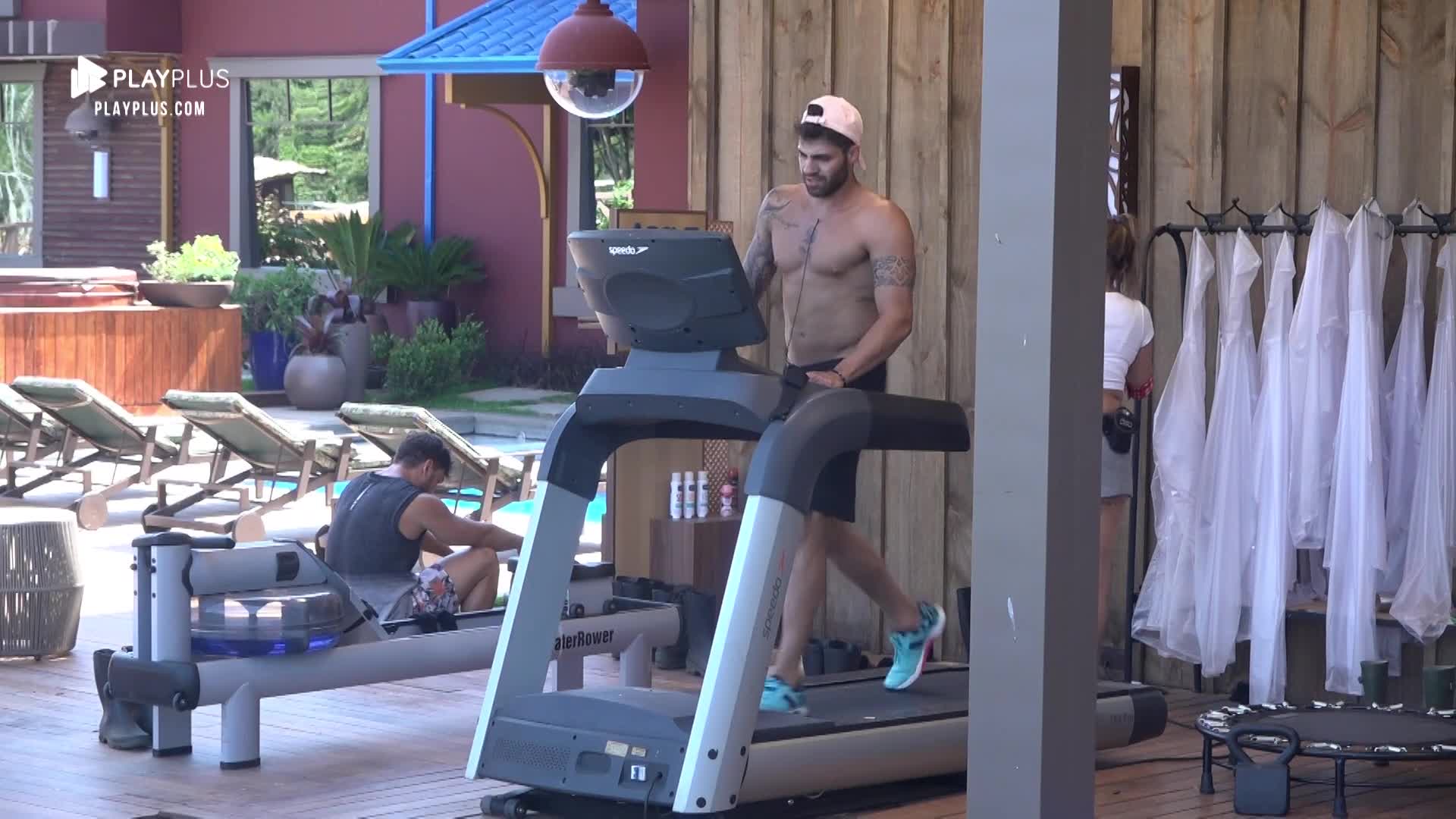 Vídeo: Netto diz que tem toc para fazer exercícios na academia