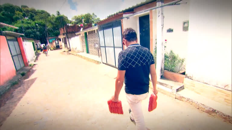 Vídeo: Cantor que fez sucesso no Brasil inteiro sobrevive vendendo salsichas
