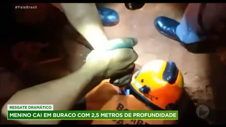 Vídeo: Menino é resgatado de buraco de 2,5 metros no interior de SP